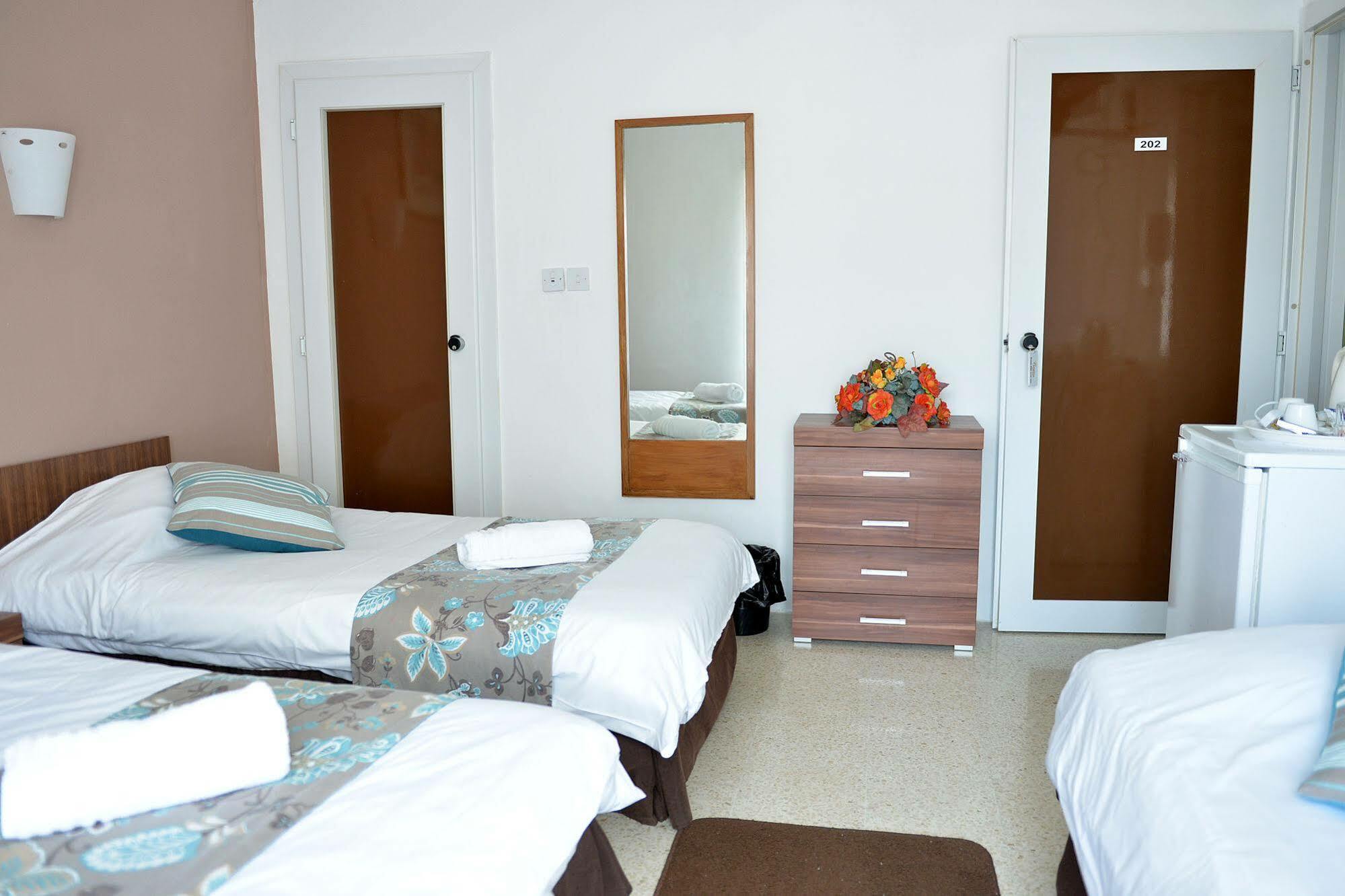 Sunstone Boutique Guest House Buġibba Extérieur photo