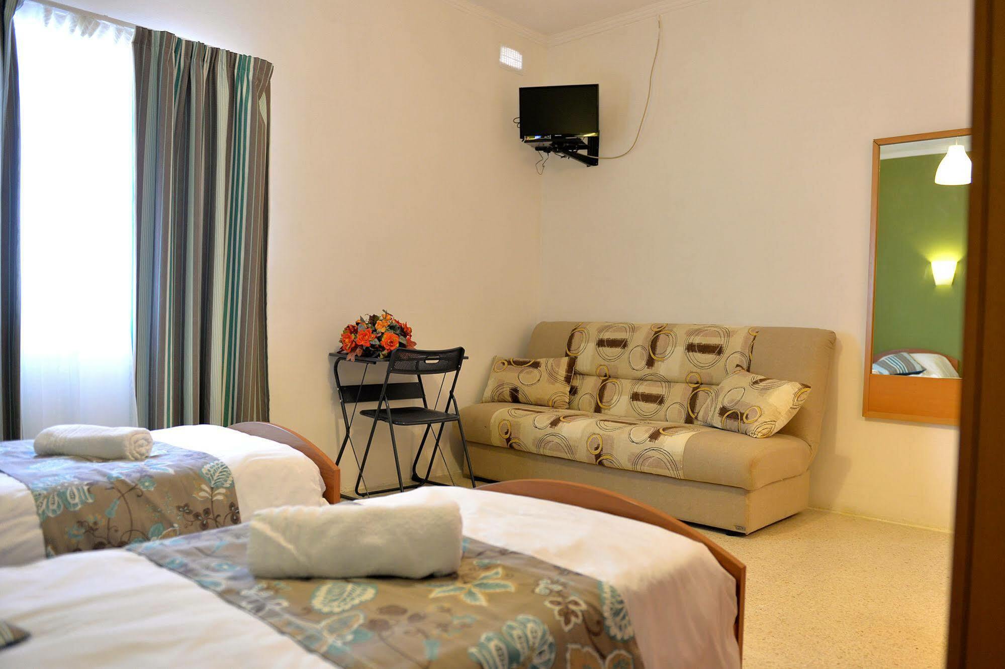 Sunstone Boutique Guest House Buġibba Extérieur photo