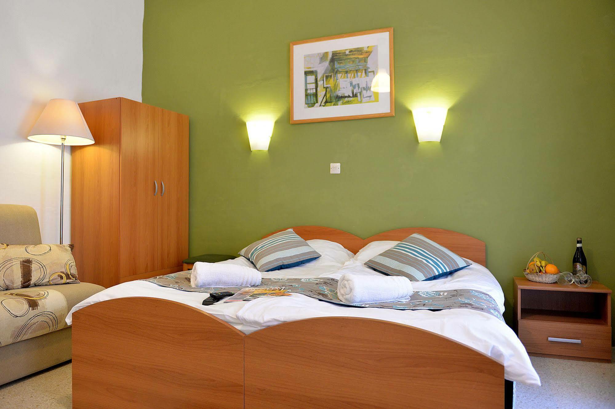 Sunstone Boutique Guest House Buġibba Extérieur photo